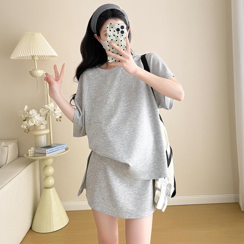 

2026 New Spring/Summer Maternity Set: Sporty Casual Style Knit Short Sleeve Top + Anti-exposure Shorts. L
