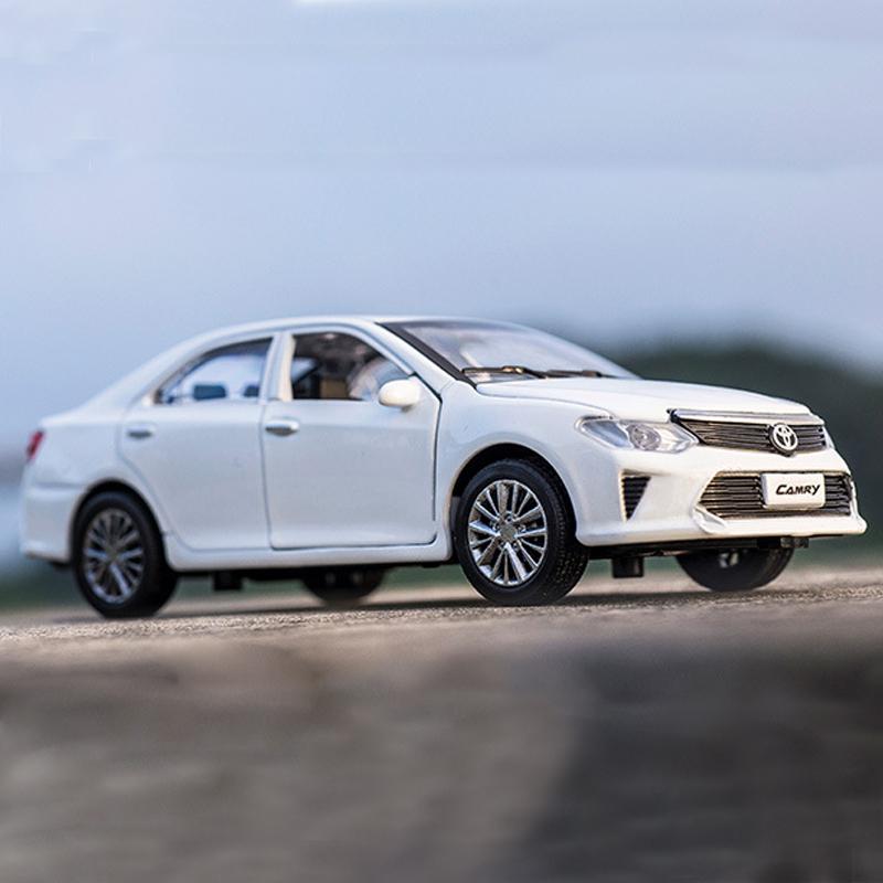 

Литая под давлением модель автомобиля Toyota Camry в масштабе 1/32, игрушечный автомобиль с откатным механизмом со звуком и светом для детей, коллекция подарков для мальчиков и девочек 1/32-15.2x5.6x4.8cm белый