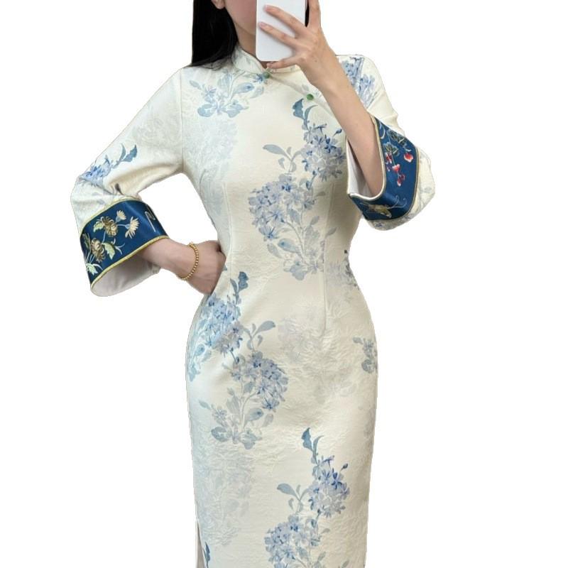 2025 Autumn/Winter Modern Chinese Velvet Cheongsam: Stylish, Printed, Slim-Fit Dress for Women