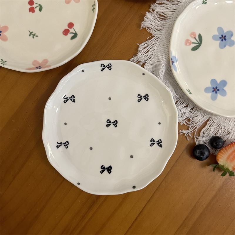 Korean-style InS-style Small Flower-shaped Irregular Hand-molded Ceramic Plates and Pastry Plates