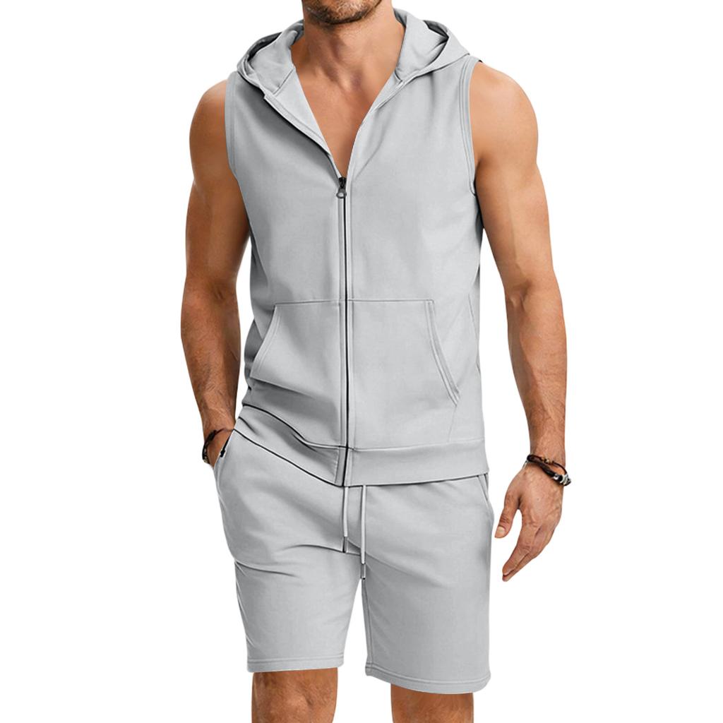 Herrväst med dragkedja och huva, ärmlös, samt shorts. Lätt, ledig, atletisk träningsdräkt. Sommaroutfit för utomhusaktiviteter.