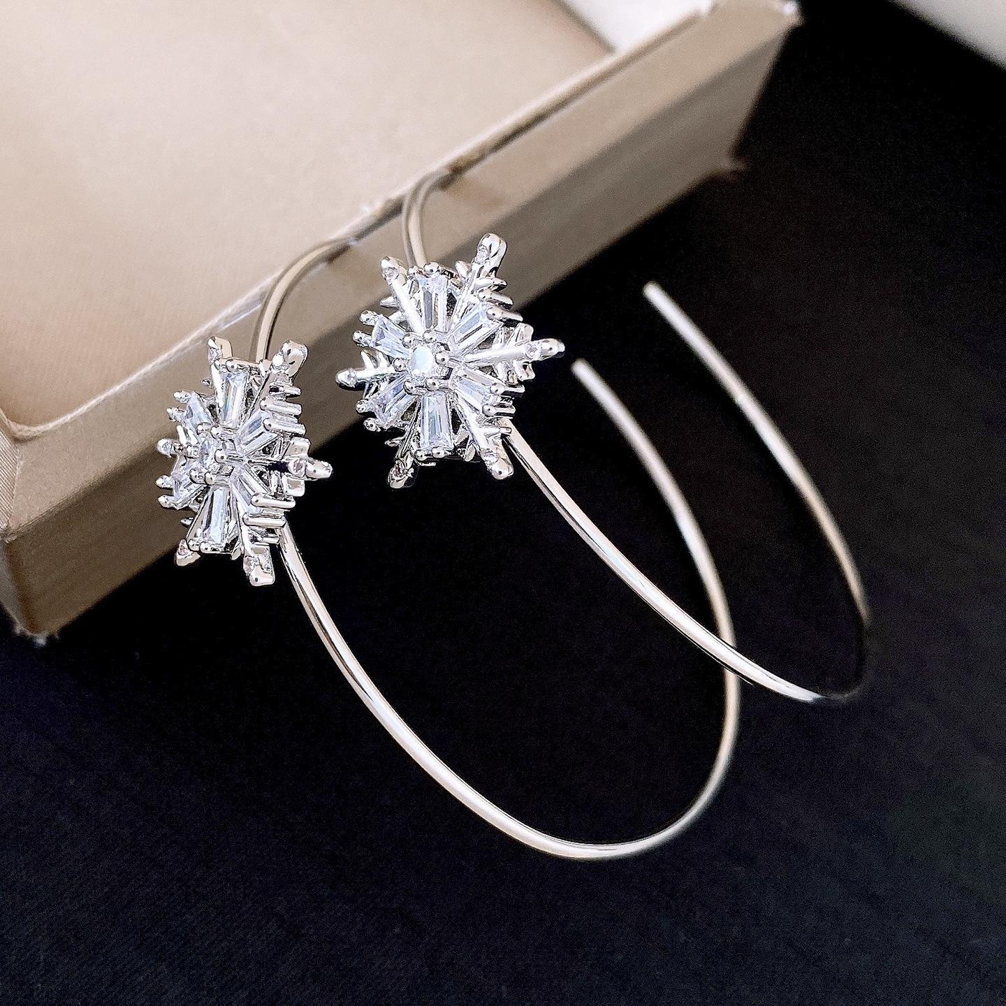 Silver needle zircon snowflake C-shaped earrings, stud earrings, personalized earrings, design sense, niche