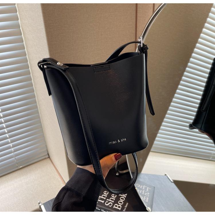 

Корейская версия универсальной маленькой сумки для женщин 2024 года, новая ретро-трендовая модная сумка-ведро, повседневная сумка-мессенджер через плечо чёрный