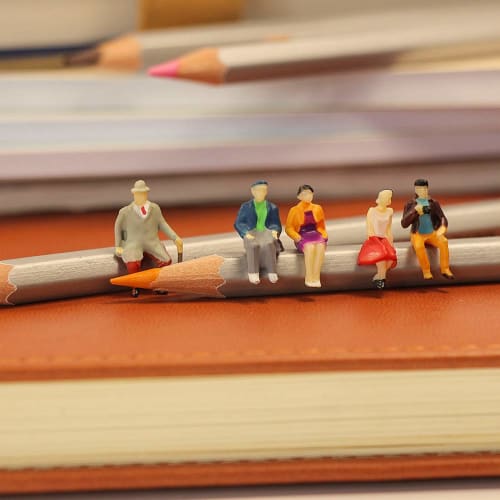 60 1:87 skala menneskefigurer, sittende figurer, malte figurer, perfekte for diorama, miniatyrhager, modelljernbaner og bygninger. Ideell for utdanning