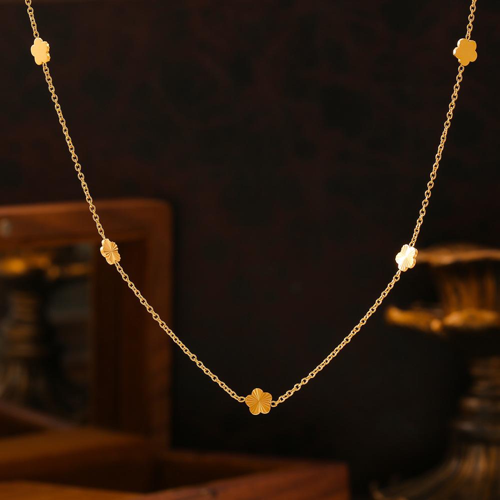 Small Style Flower Collarbone Chain Temperament Elegant Design Titanium Steel Plated 18K Gold Niche Necklace Women