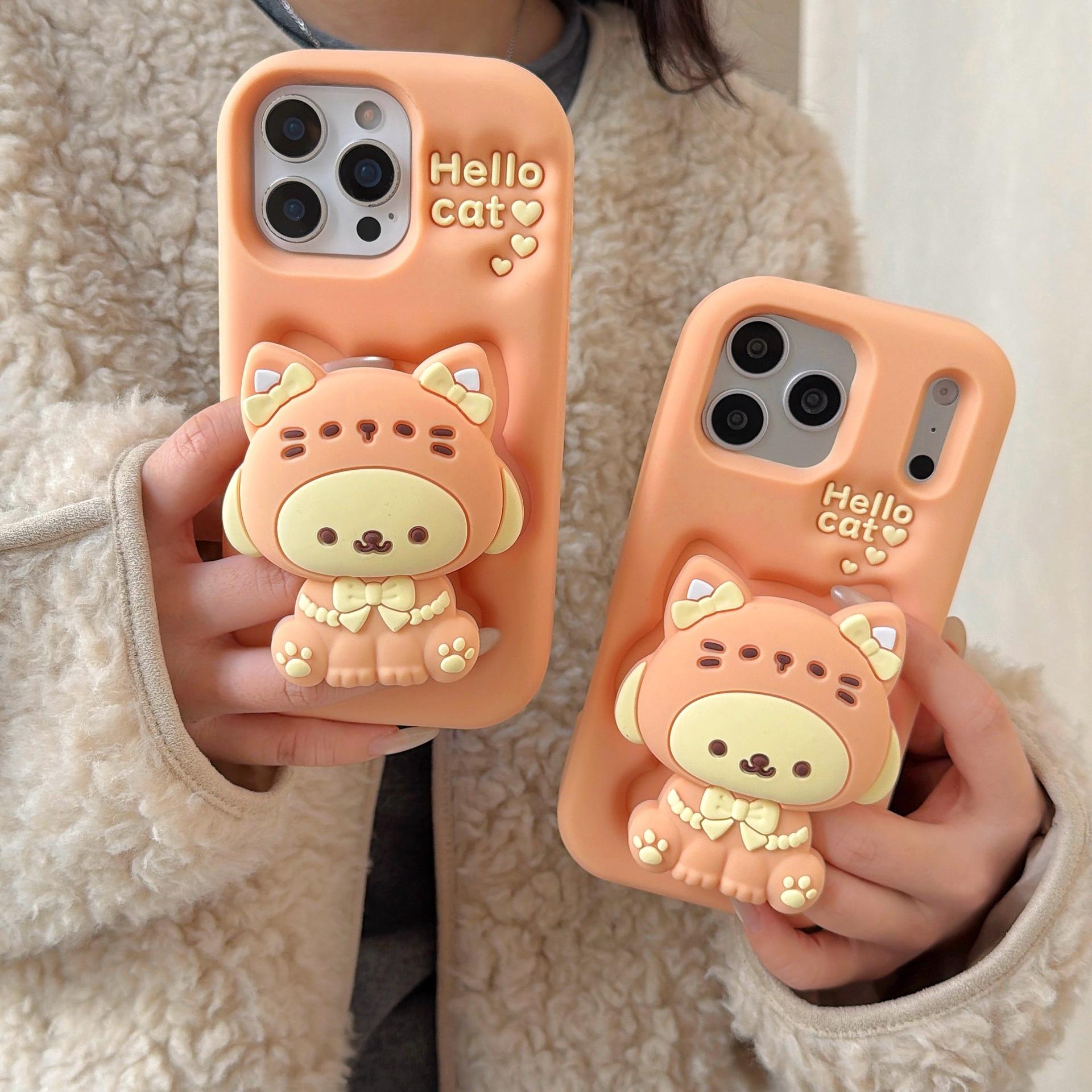 

Pompompurin Headgear Stand for iPhone 17, 16, 15, 14, 13 Pro/Pro Max - Cute Sitting Pose Phone Case Compatible iPhone 16 Pro