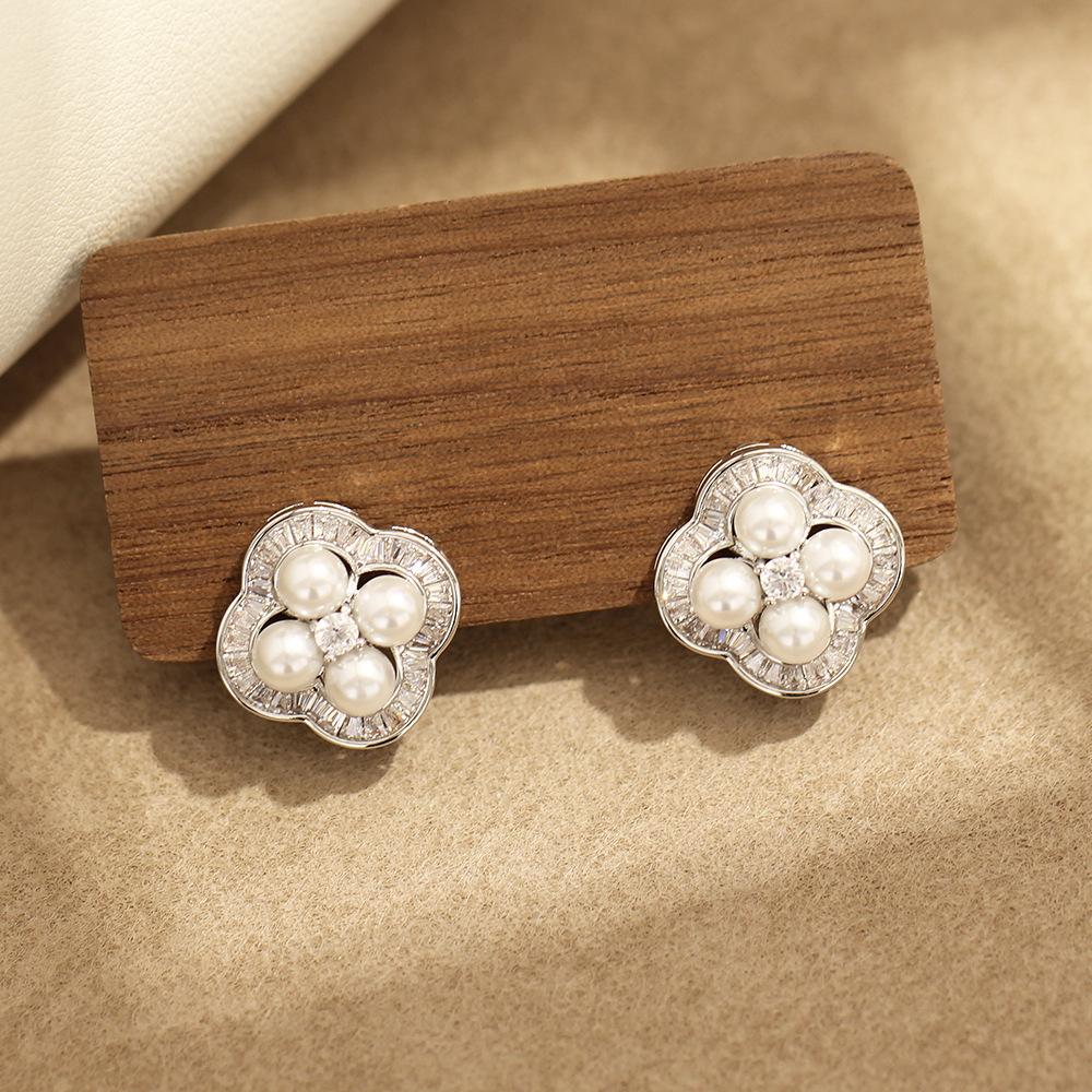 The new elegant and exquisite diamond-encrusted pearl four-leaf clover earrings are versatile and have no ear holes, ear clips, women's earrings, mixe