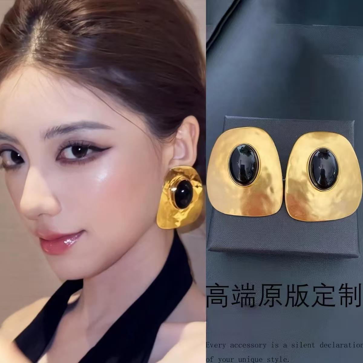 

New Exaggerated Retro Irregular Geometry Gold Color Matte Texture Black Imitation Zircon Stud Earrings for Women Charm Zircon золотой