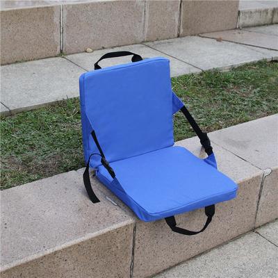 Klappstühle für den Außenbereich, quadratische Sitzkissen, Stadionkissen mit Rückenlehnen.