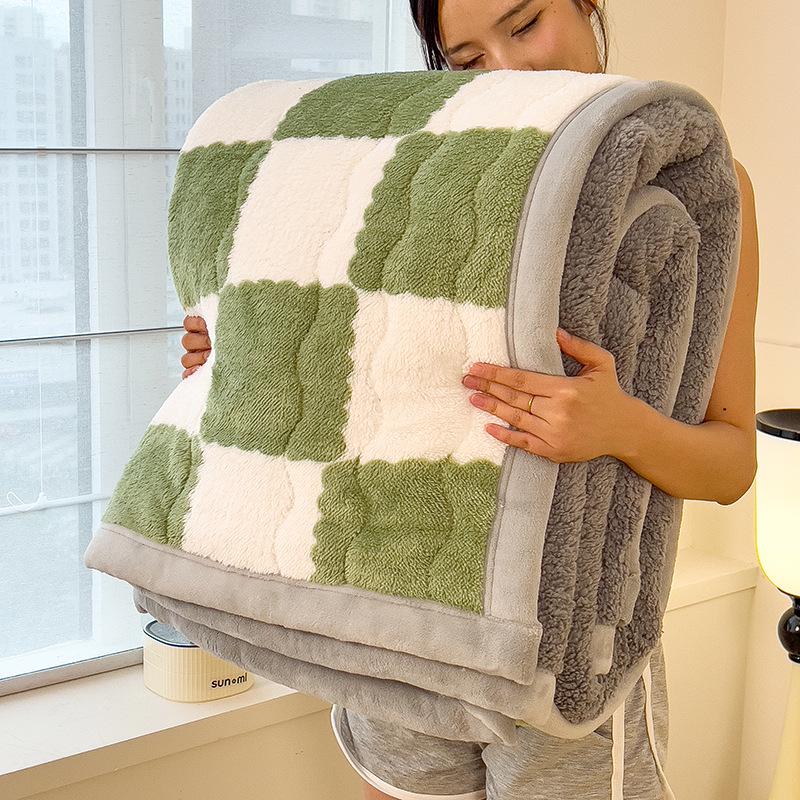 Checkerboard Double-Sided Fleece Blanket for Car, Sofa, Camping – Autumn/Winter Thickened