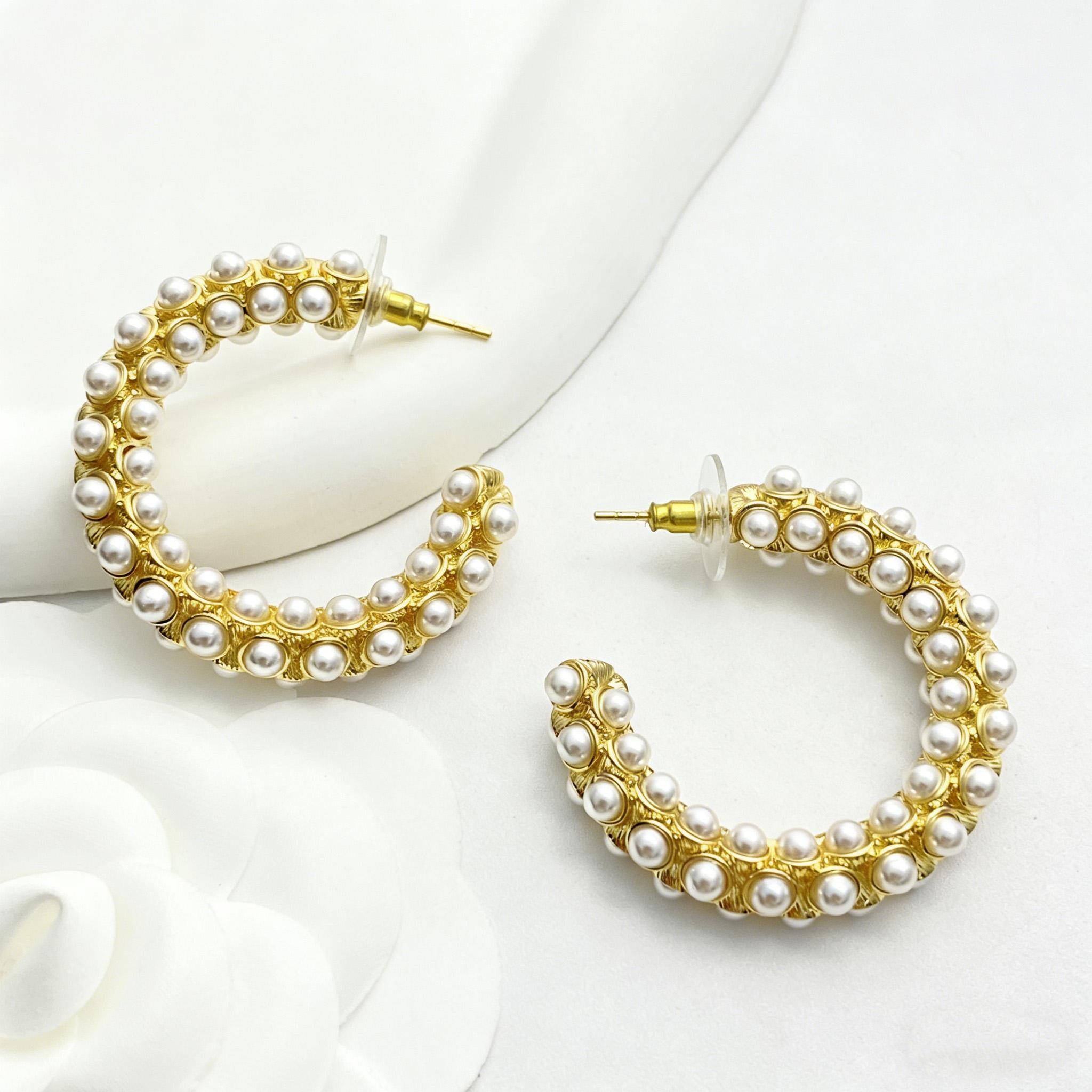 

Золоті сережки з перлами з великими вушками Додавання елементів з заклепками Модні та вишукані висококласні індивідуальні гальванічні покриття золотий