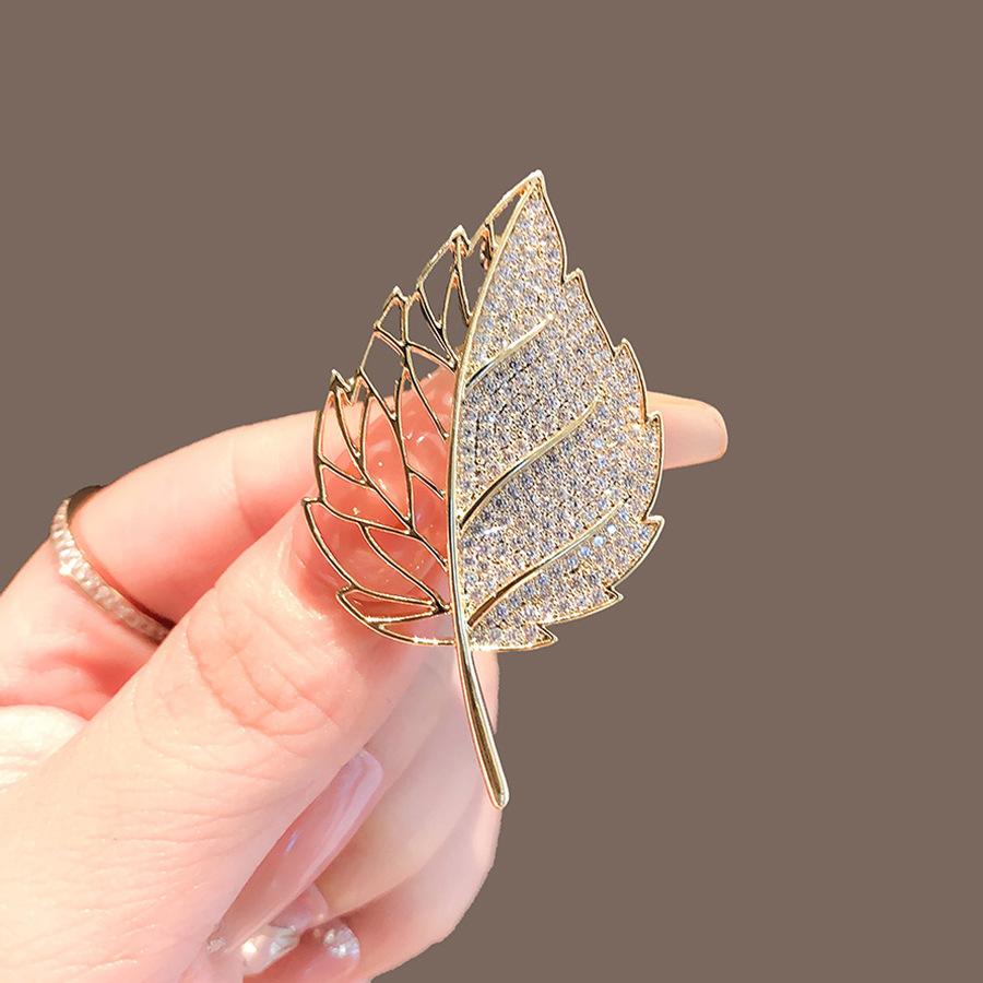 Delicate Small Leaf Brooch Men'S And Women'S Fashion Simple Brooch Niche Creative Pin Anti-Light Coat Suit Decoration