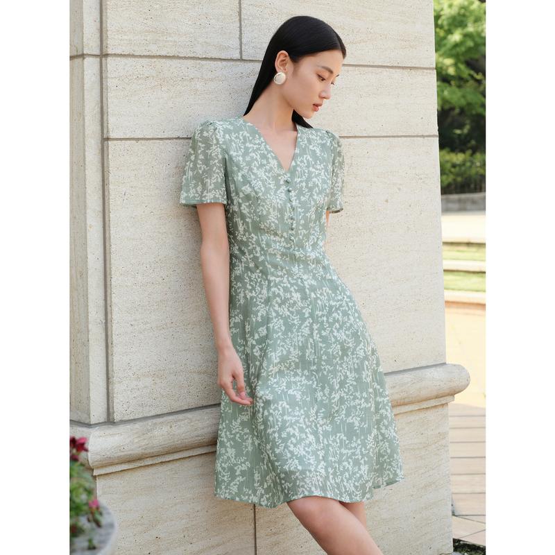 Jiuzi Anna Kou Romantic and Elegant Floral Micro Wrinkle Texture V-neck Waist Dress for Women 2024 Summer New Style