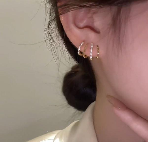 Four Prong Geometric Diamond Stud Earrings Temperament Earrings Trendy Light Luxury Fashion Female Retro Earrings Gift for Women Girls Wedding Gifts