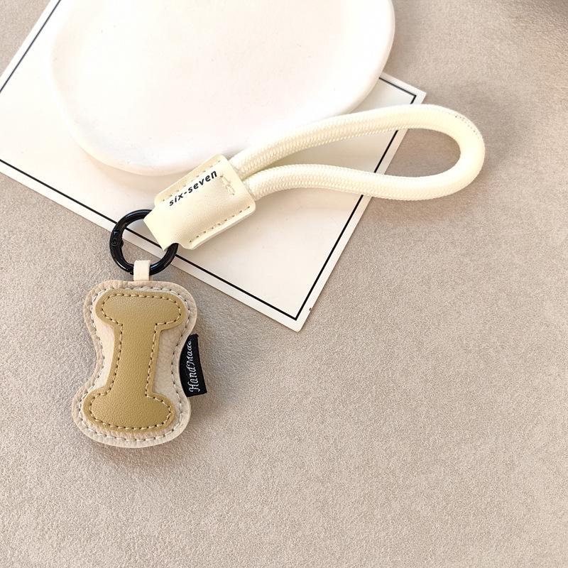 Exquisite Leather Keychain: 26 English Letters - Simple Couple Style Bag Charm, Ideal Small Gift