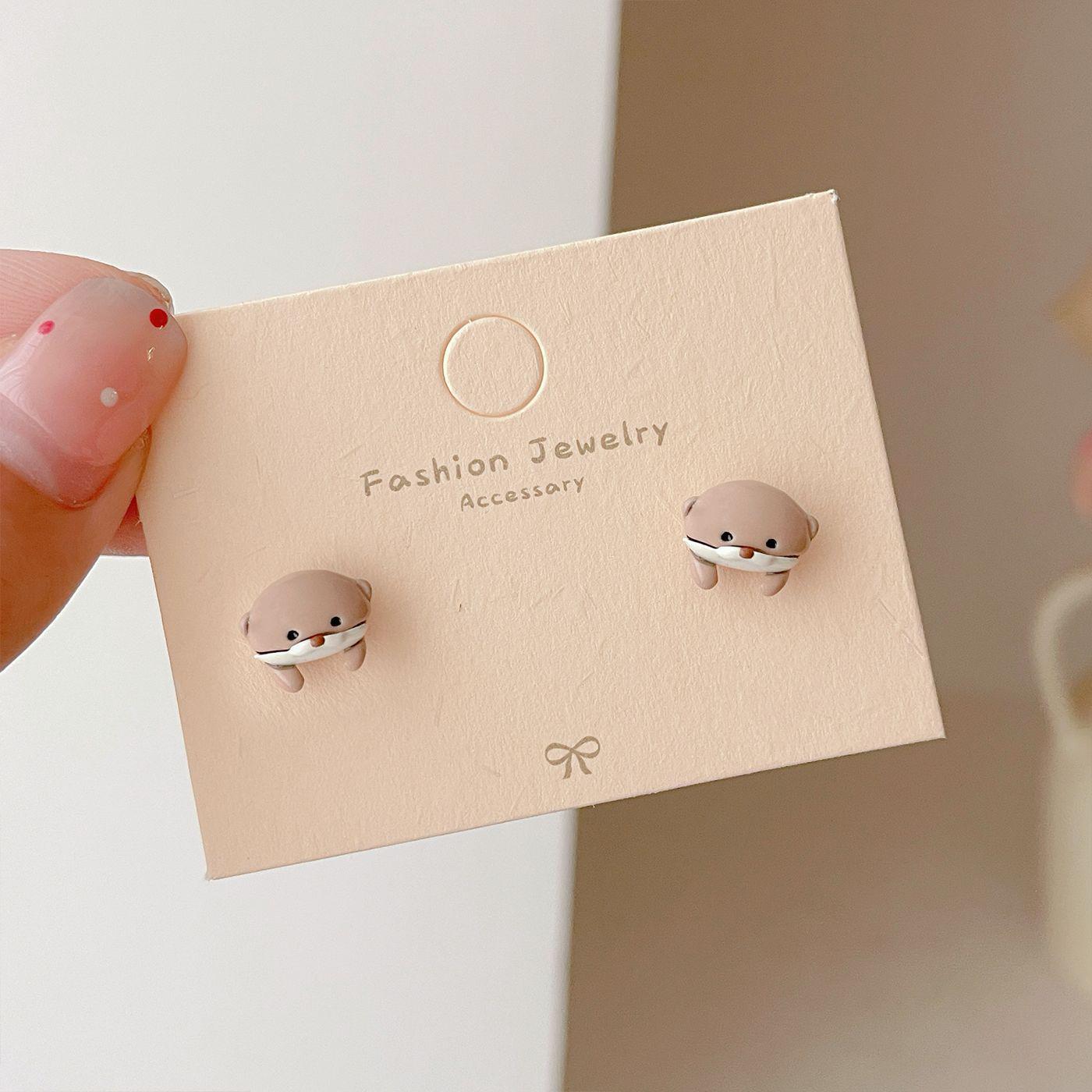 

Очаровательные серьги-выдры для женщин: Милый мультяшный дизайн с серебряными заклепками