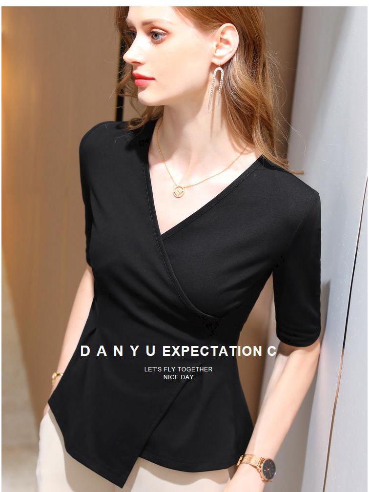 Asymmetrisches Damen-Baumwoll-T-Shirt mit V-Ausschnitt, schlankmachender Passform und gerafften Dreiviertelärmeln