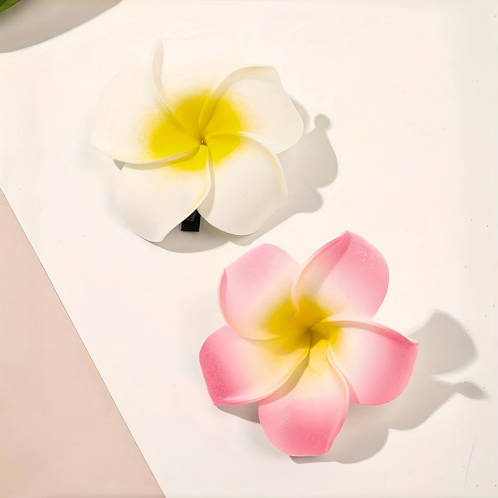 Boho-Stil Blumen Haarspangen - Alligator-Haarspangen mit leuchtend pinkfarbenen und weißen Frangipani-Blüten, perfekt für ungezwungene Ausflüge und den Valentinstag