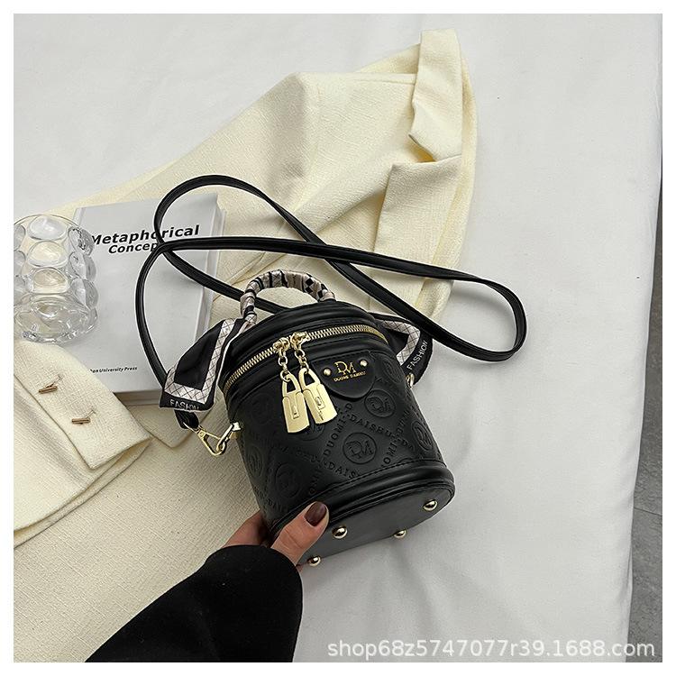 High-end texture small bag women's spring and summer 2025 new niche design crossbody bag explosive women's handheld bucket bag