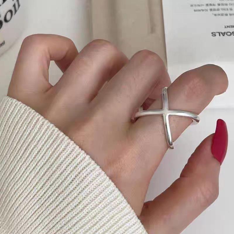 Personalisierter Damenring aus rosafarbener Metalllegierung – High-End, leichter Luxus, strukturiert, unregelmäßige Öffnung, trendiger Schmuck.