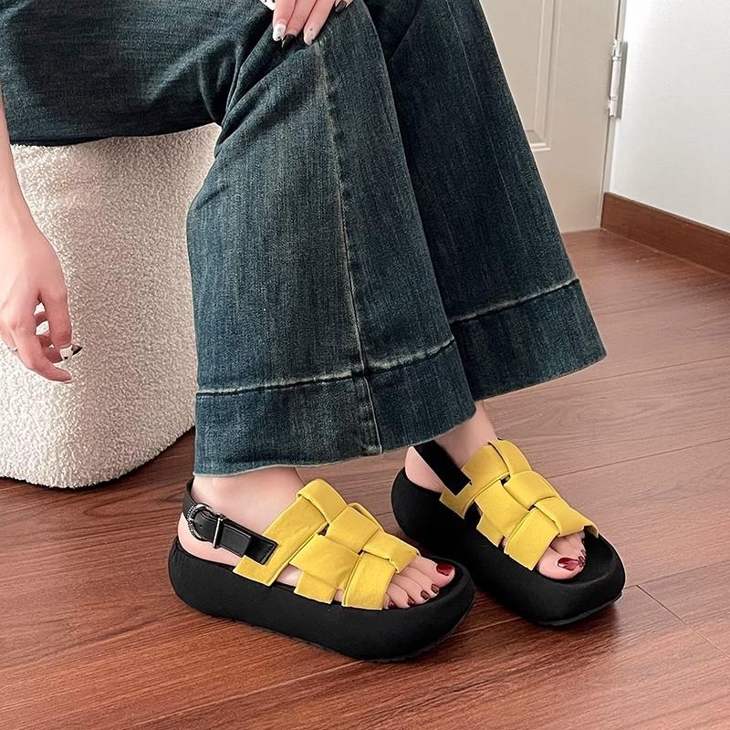 Small thick-bottomed woven sandals women's summer new retro fashion outer wear open-toed seaside beach slippers