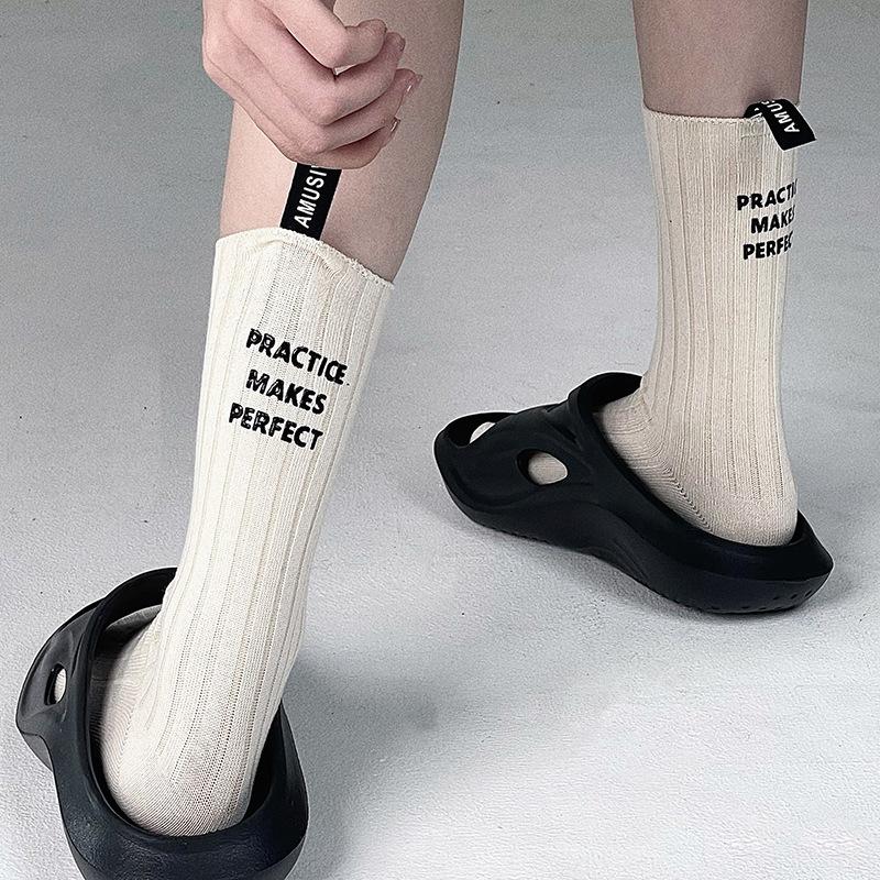 Trendige Marke Nischendesign Fersenetikett Buchstabensocken Paar Mittelschaftsocken Trendige Internet-Berühmtheit Sport Baumwollsocken