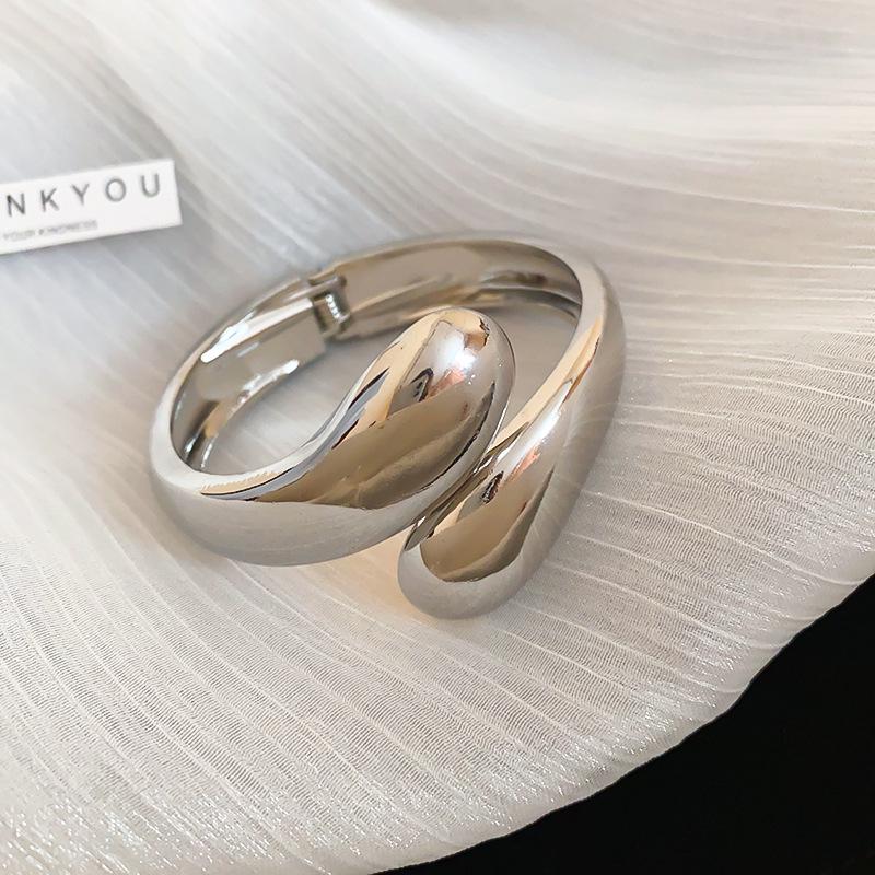 

Adjustable Metal Bangle: Elegant European-American Cold Style Bracelet for Women
