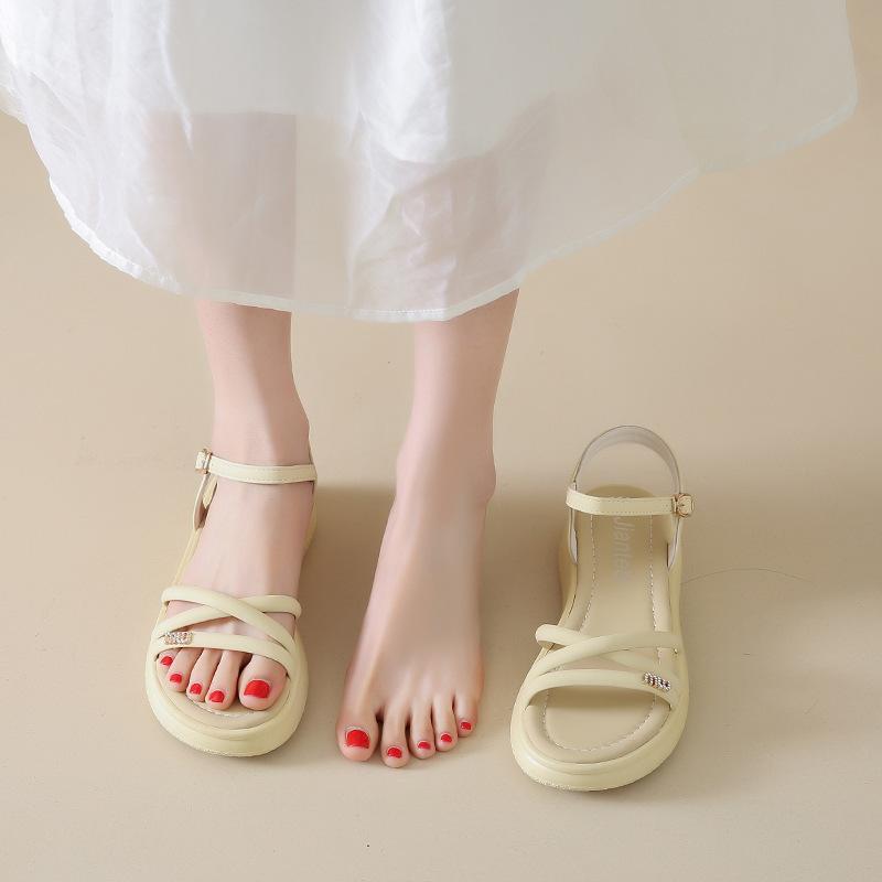 Stepping on shit feeling thick-soled Roman sandals female summer 2025 new fairy wind wear soft soles not tired feet beach shoes