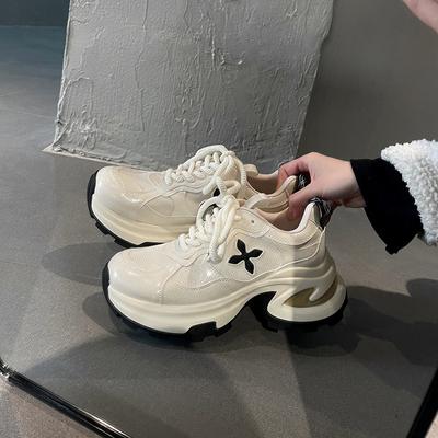 Höhensteigernde Kreuzblumen-Plateau-Schuhe Damen Frühling Neue Laufschuhe Leder Sport und Freizeit Damen