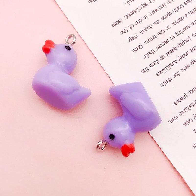 

Фиолетовый кулон из смолы брелок с подвесками в виде винограда, ракушки, кошачьей лапки и звезды – аксессуар для украшений своими руками