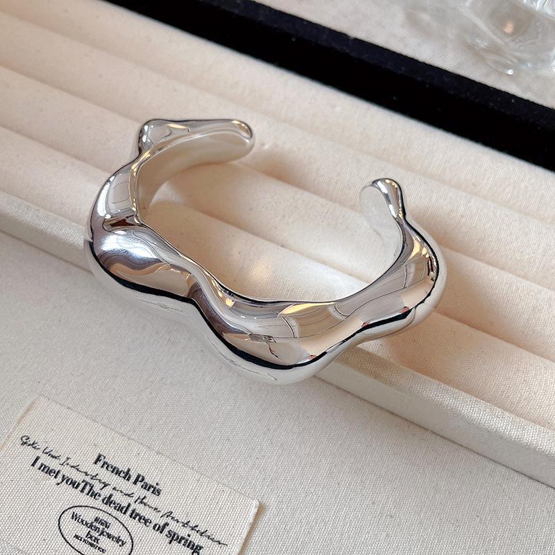 Schickes High-End-Metallarmband: Eleganter, Einzigartiger und Mutiger Damenschmuck