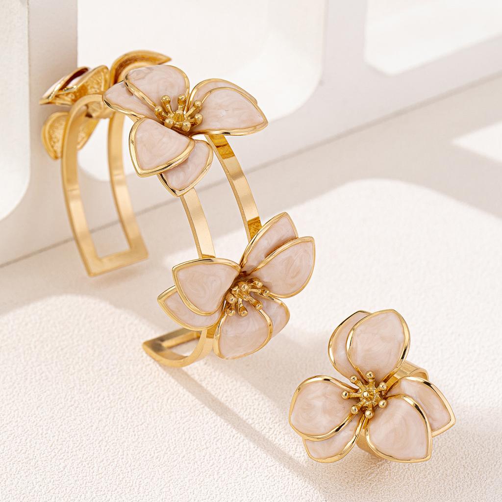 Elegancki zestaw bransoletek i pierścionków z kwiatami