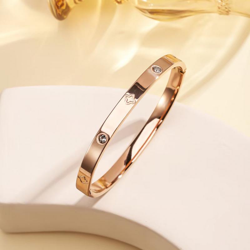 Trendy European Four-Leaf Clover Diamond-Inlaid Stainless Steel Bracelet for Girls - High-End, Non-Fading Charm