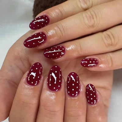 Puntas Redondas para Uñas con Lunares Rojos para Otoño/Invierno – Bestseller Uñas Postizas Decoradas