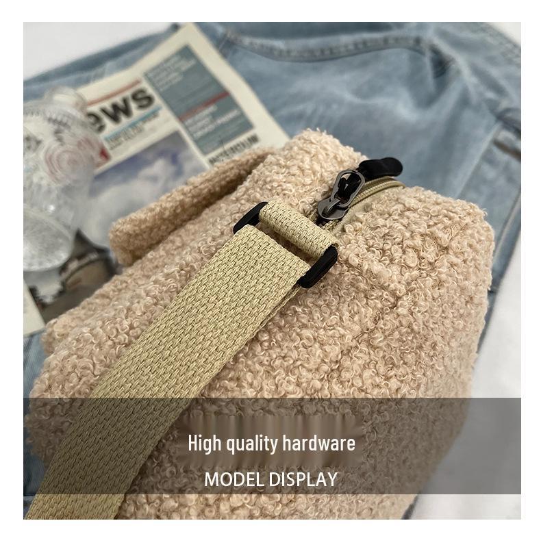 Sac bandoulière en laine d'agneau style coréen - Automne/Hiver 2025 Sac à bandoulière carré tendance de petite taille et de couleur unie