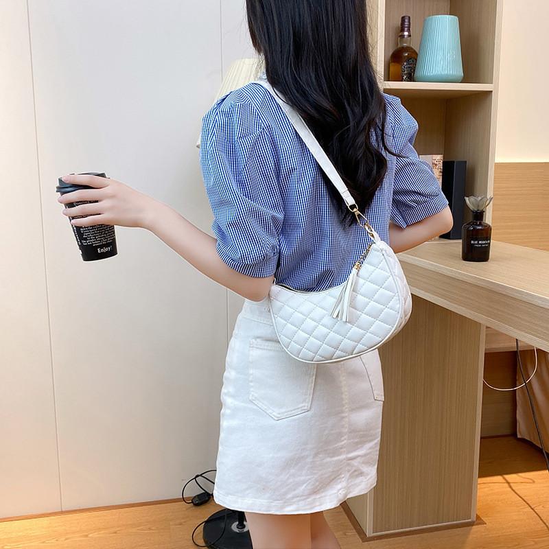 Chic Crossbody Bag With Embroidered Floral Design Wholesale Women s Dumpling Bag белый