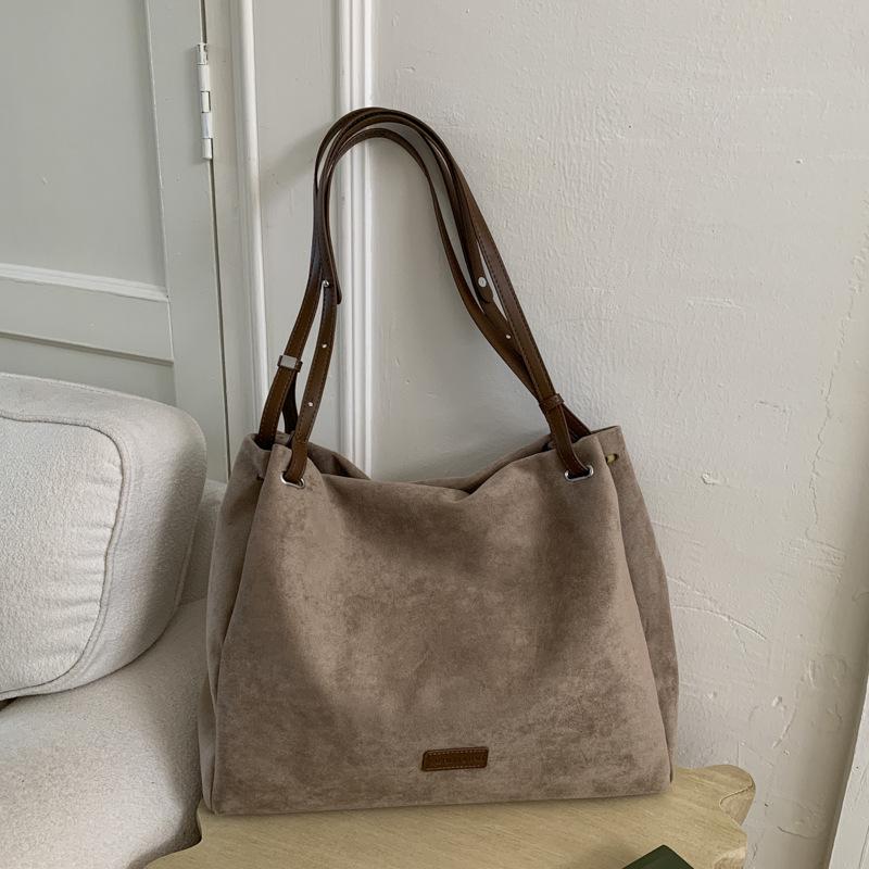 

2025 Осень/Зима Большая Вместимость Ретро Матовая Женская Универсальная Сумка Тоут через Плечо