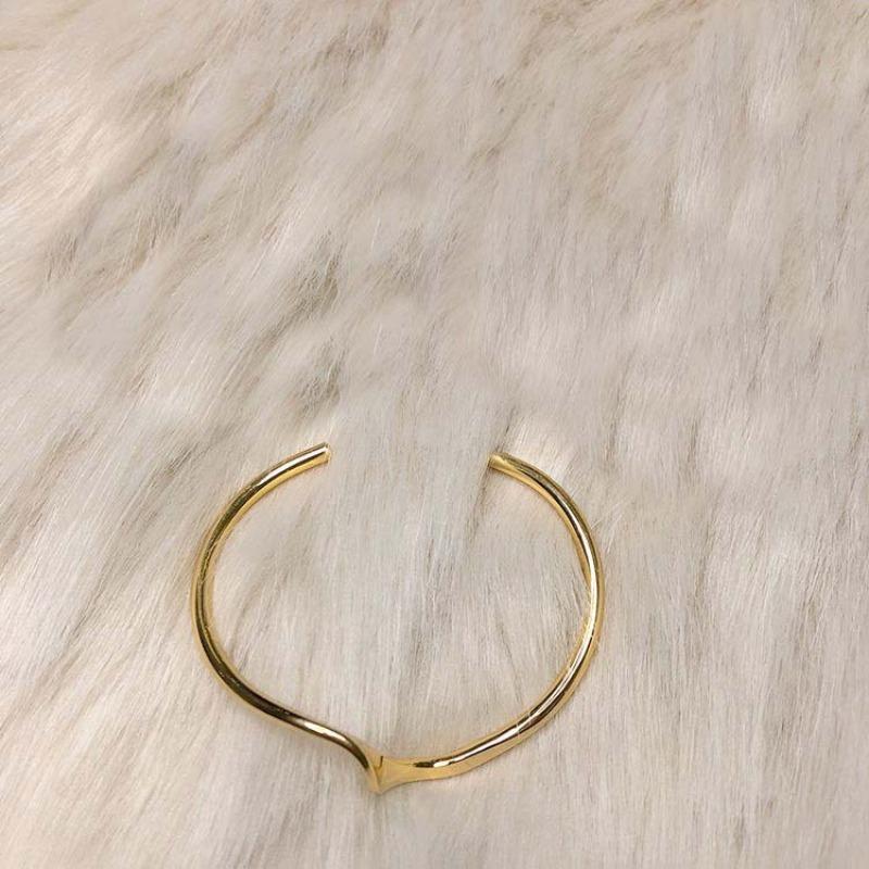 Cold Wave Pattern Bracelet - A Unique and Versatile Design for Women, Featuring Simple and Elegant Design On The Opening of The Bracelet