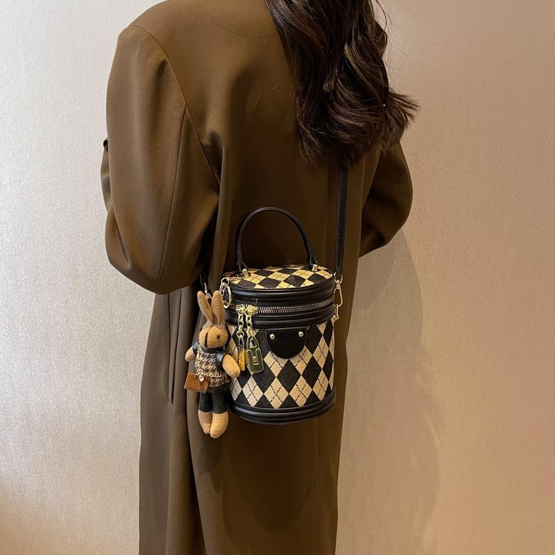 Retro Versatile Small Bag Women's Autumn New Fashion Niche Messenger Bag Texture Diamond Portable Bucket Bag
