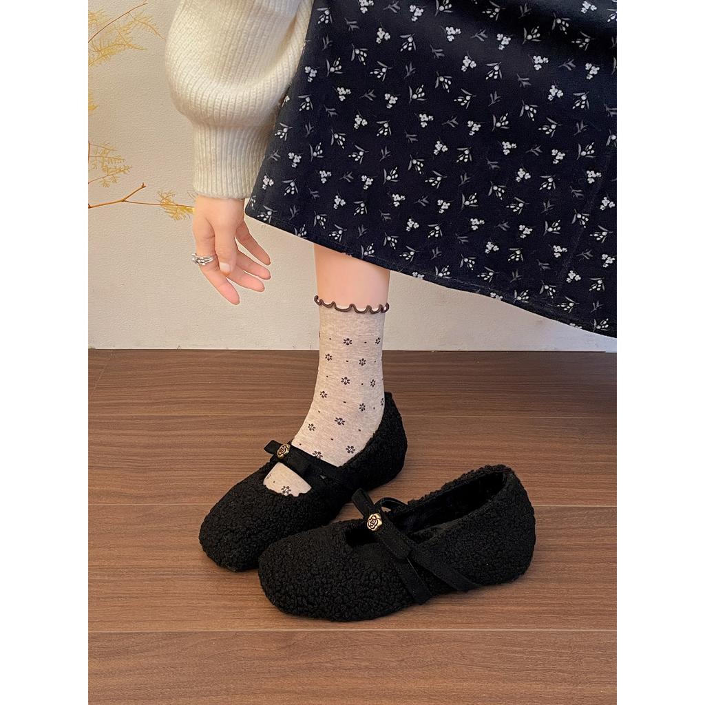 Black French platform fluffy shoes are worn outside to keep warm in autumn and winter, and velvet Mary Jane shoes are worn outside.