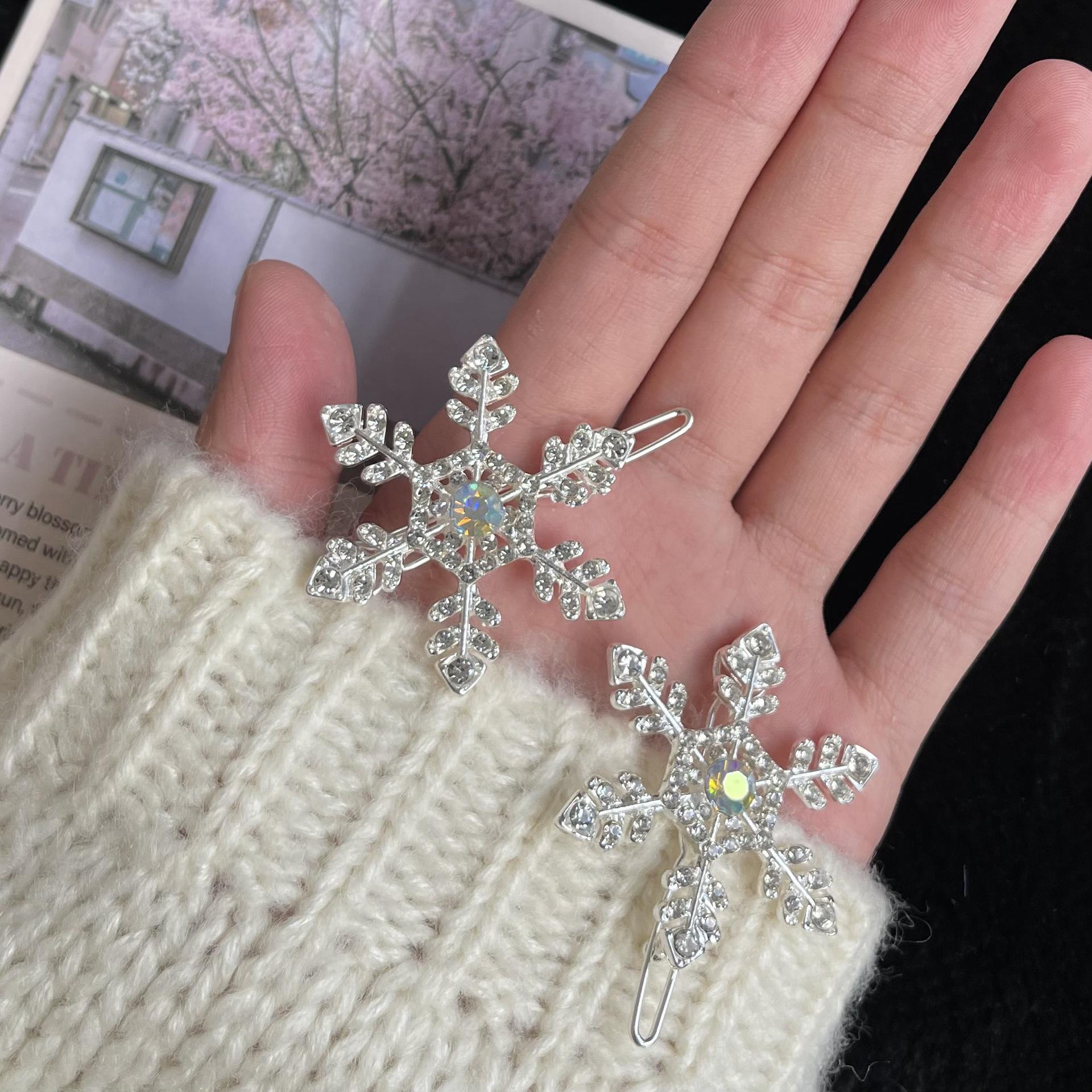 

Rhinestone Snowflake Hair Clip: Elegant Autumn/Winter Accessory for Women