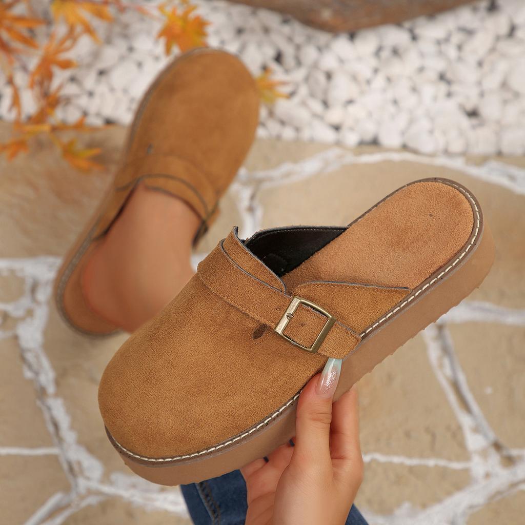 Damen Pantoletten mit geschlossener Zehe in weiter Weite - Plateau-Sandalen mit Schnallendetail für den Herbst, Hauschuhe in Unifarbe