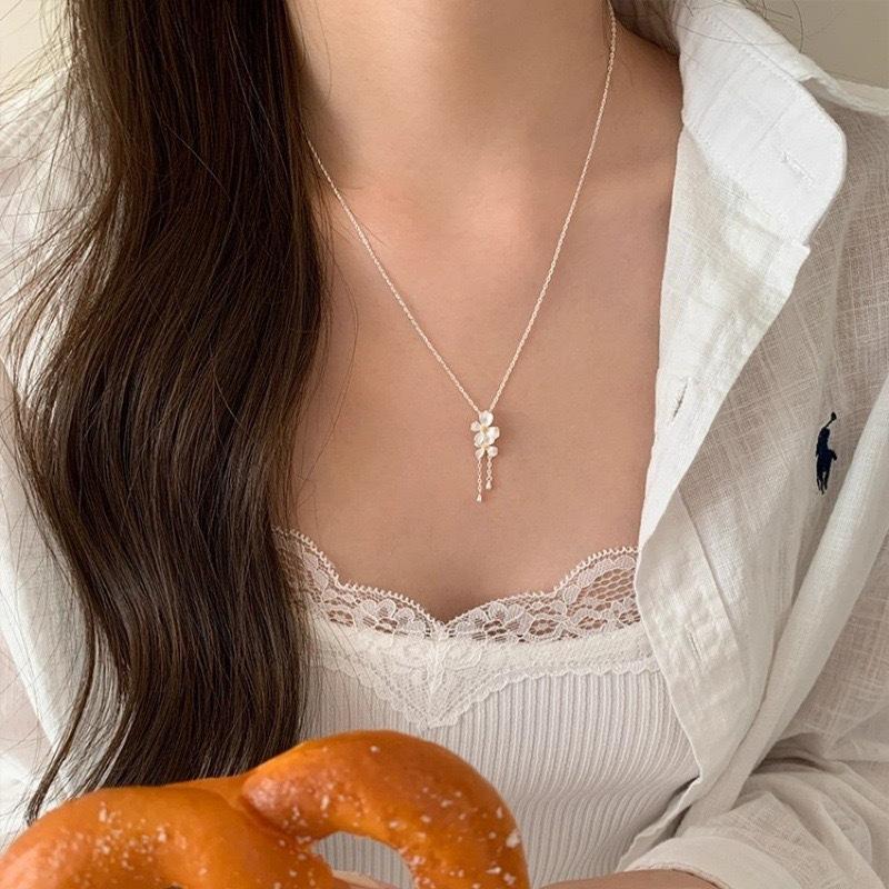 Women Elegant Zircon Irregular Flower Chain Necklace Fashion Silver Color Pendant Necklace Choker Female Party Jewelry Girls Gifts