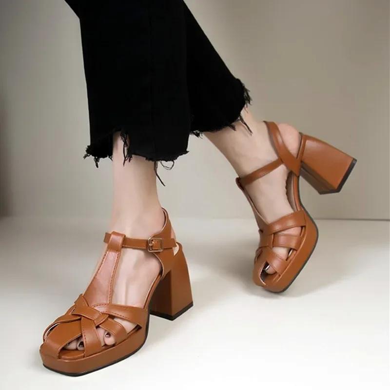 

Новые женские босоножки на высоком толстом каблуке с плетением в стиле ретро, полые римские высокие каблуки, летние босоножки из искусственной кожи с квадратным носком и танкеткой 35 коричневый