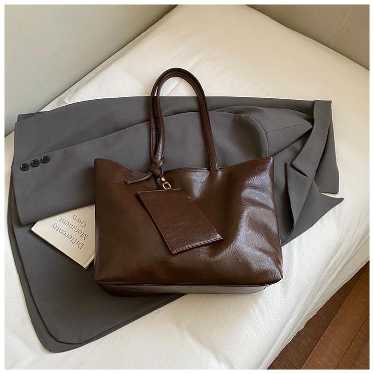 Casual retro tote bag women's 2025 new large-capacity fashion shoulder bag premium commuter armpit bag