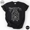 Comfort Colors® Hängende Fledermaus Shirt, Holzschnitt Halloween T-Shirt, Gothic Grusel T-Shirt, Fledermaus Liebhaber Geschenk, Dark Academia Geschenk, Vintage Grusel Geschenk