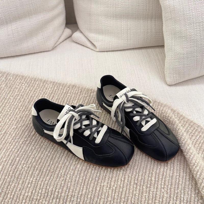Autumn new casual versatile flat bottom lightweight sports board shoes black white shoes