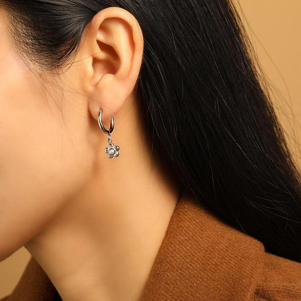 Exquisite Korean Style Titanium Steel Gold-Plated Flower Earrings for Women