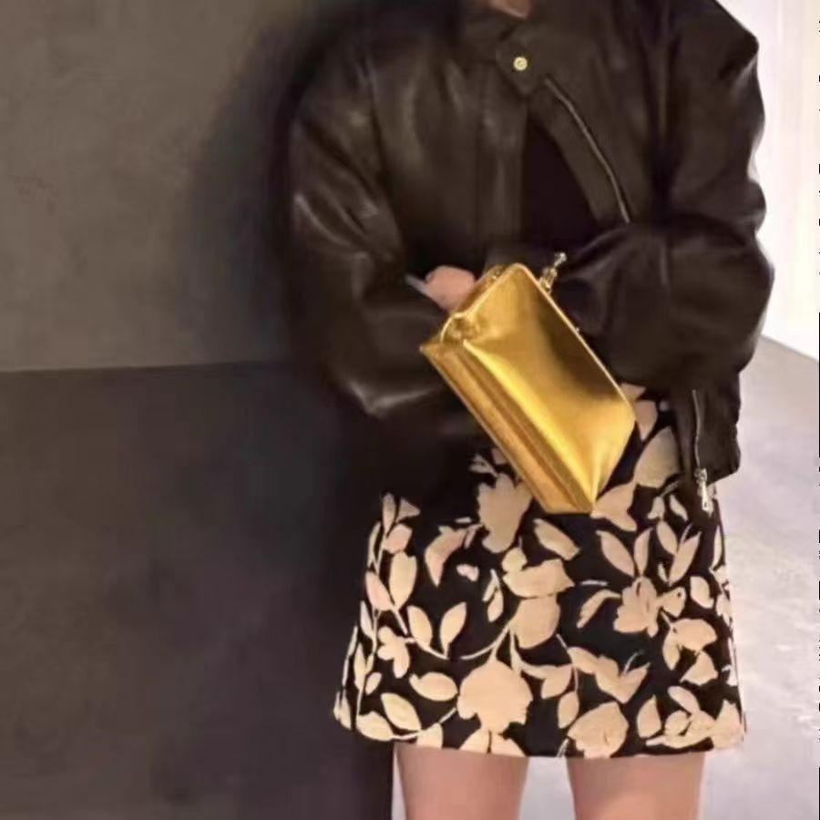 Bolsa de Mão Feminina de Celebridade da Internet de Moda Europeia e Americana Transfronteiriça Nova Bolsa de Embreagem Quadrada Amarelo Dourado com Nó de Bambu para Mulheres