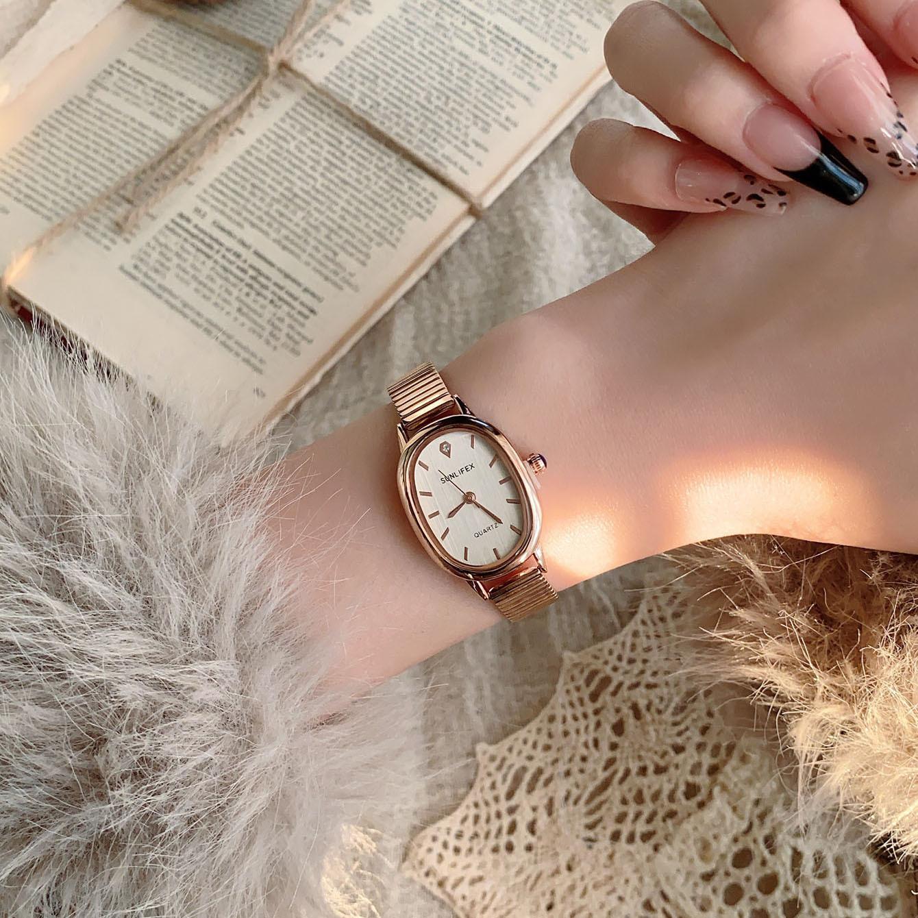 Овальные часы Женский браслет Стальной ремешок Интернет-знаменитость Маленький циферблат Нежные Кварцевые женские часы белый